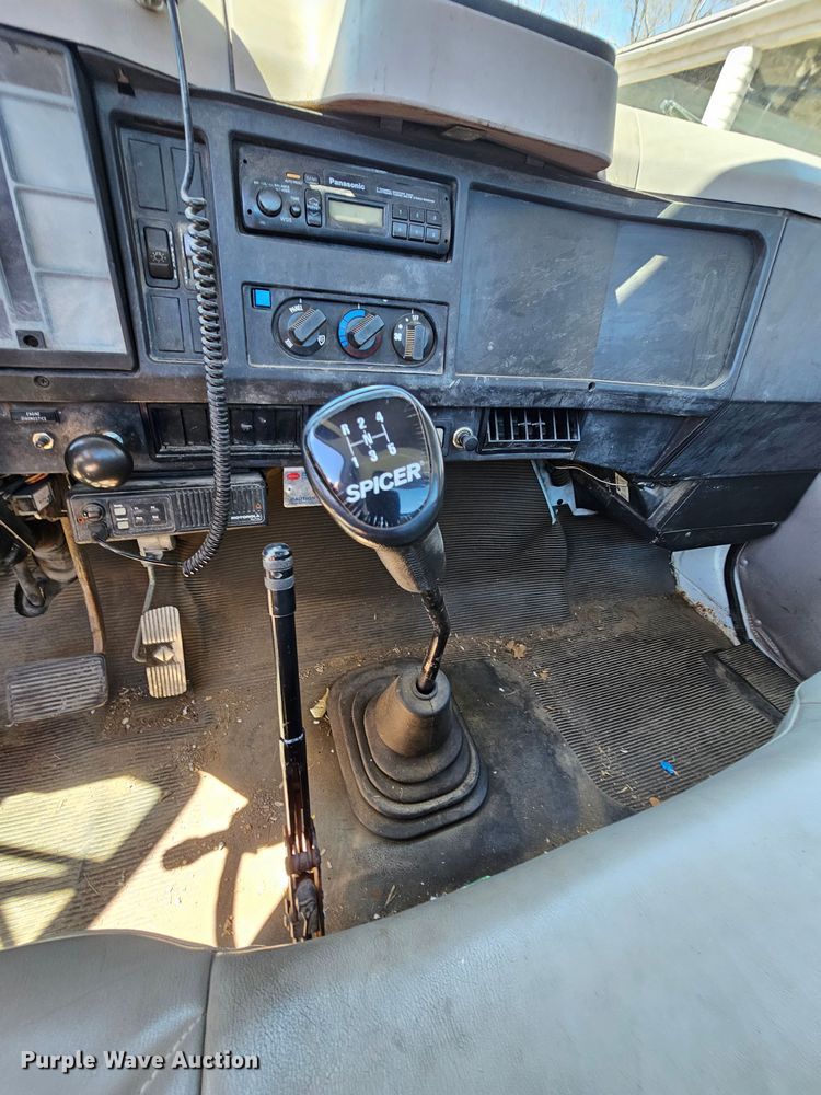 image for item MI9474 1998 International 4700  rollback truck