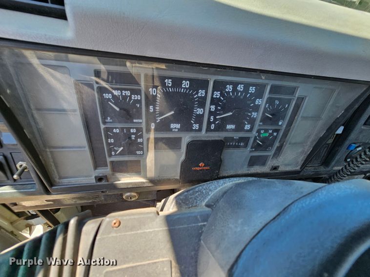 image for item MI9474 1998 International 4700  rollback truck