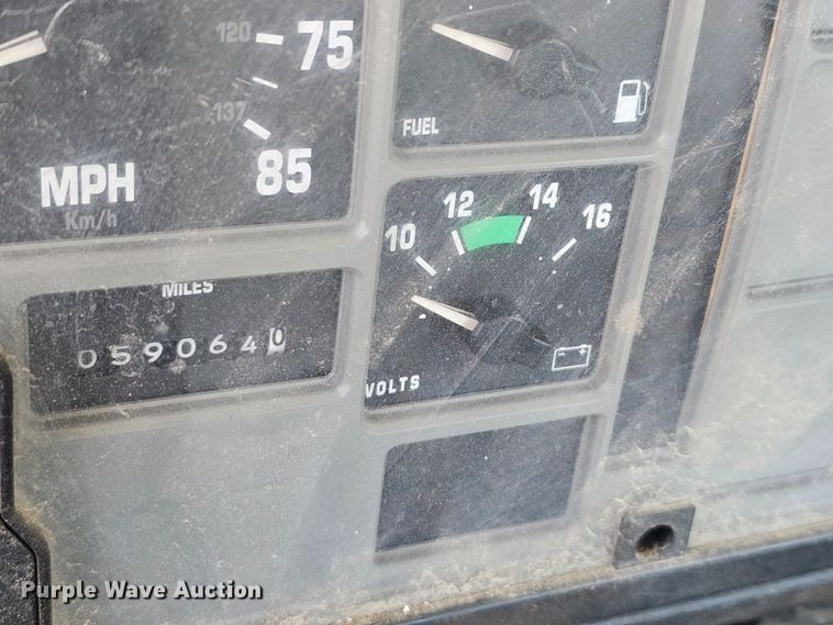 image for item MI9474 1998 International 4700  rollback truck