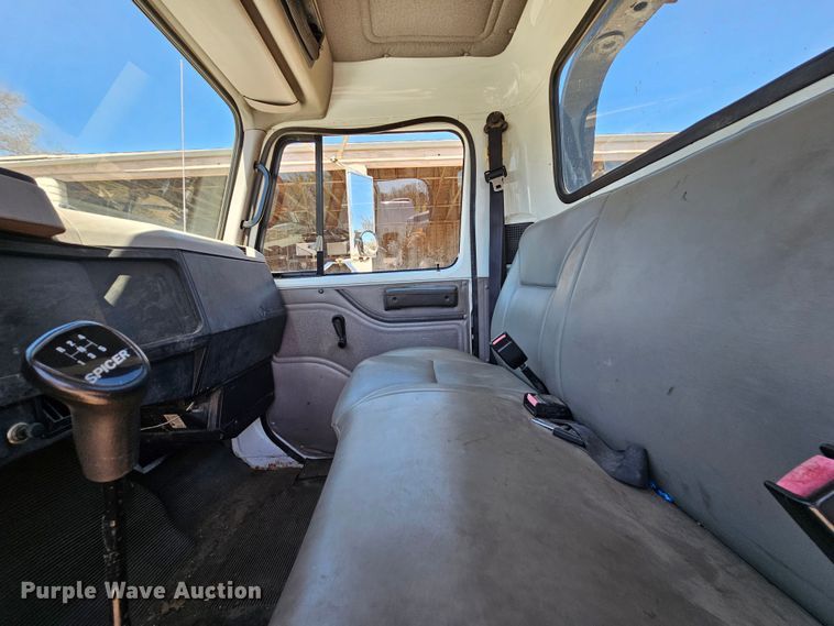 image for item MI9474 1998 International 4700  rollback truck