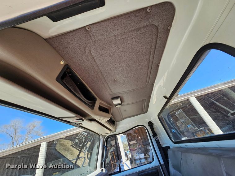 image for item MI9474 1998 International 4700  rollback truck