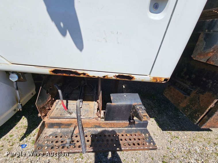 image for item MI9474 1998 International 4700  rollback truck