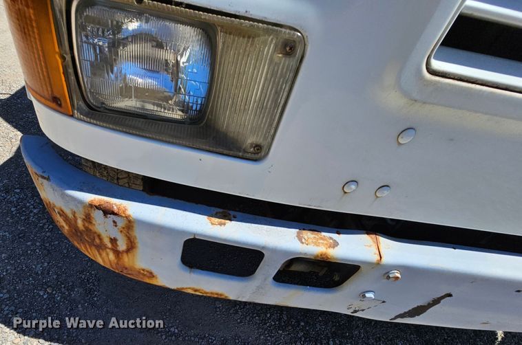 image for item MI9474 1998 International 4700  rollback truck