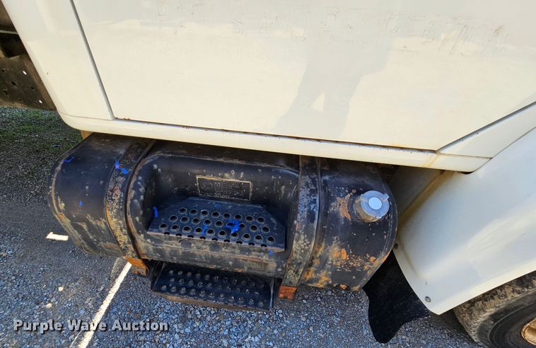 image for item MI9474 1998 International 4700  rollback truck