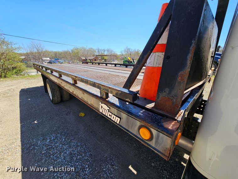 image for item MI9474 1998 International 4700  rollback truck