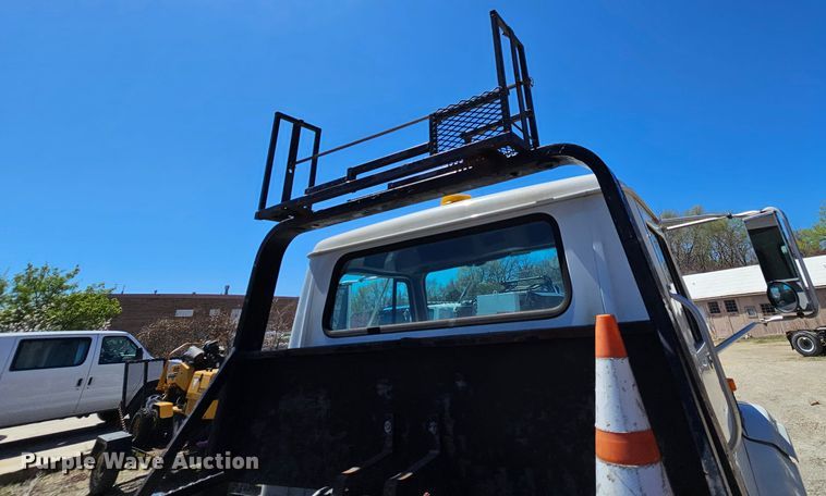 image for item MI9474 1998 International 4700  rollback truck