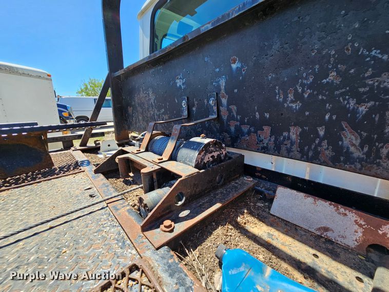 image for item MI9474 1998 International 4700  rollback truck