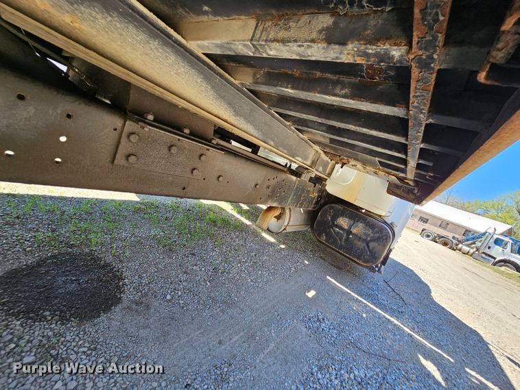 image for item MI9474 1998 International 4700  rollback truck