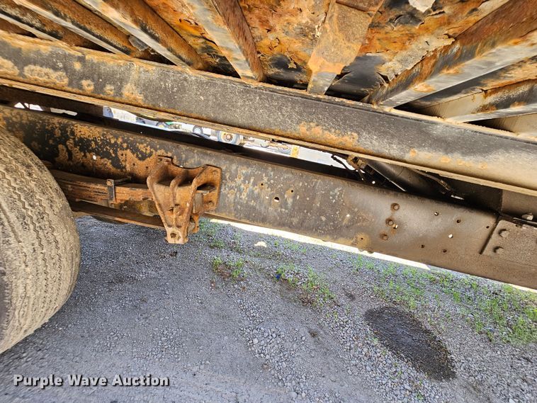 image for item MI9474 1998 International 4700  rollback truck