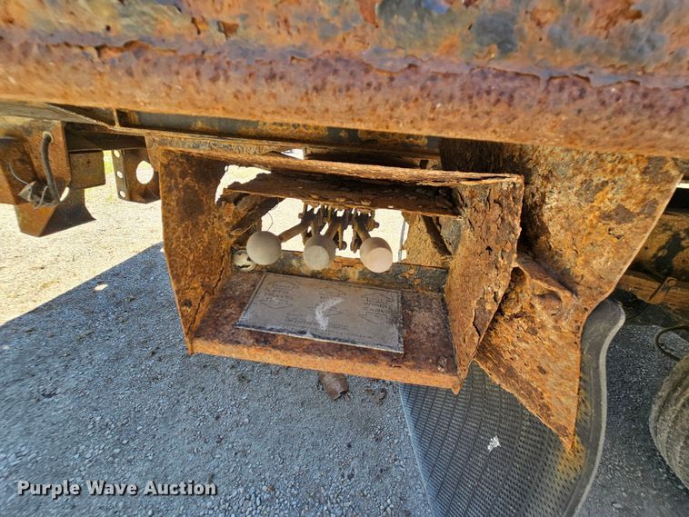 image for item MI9474 1998 International 4700  rollback truck