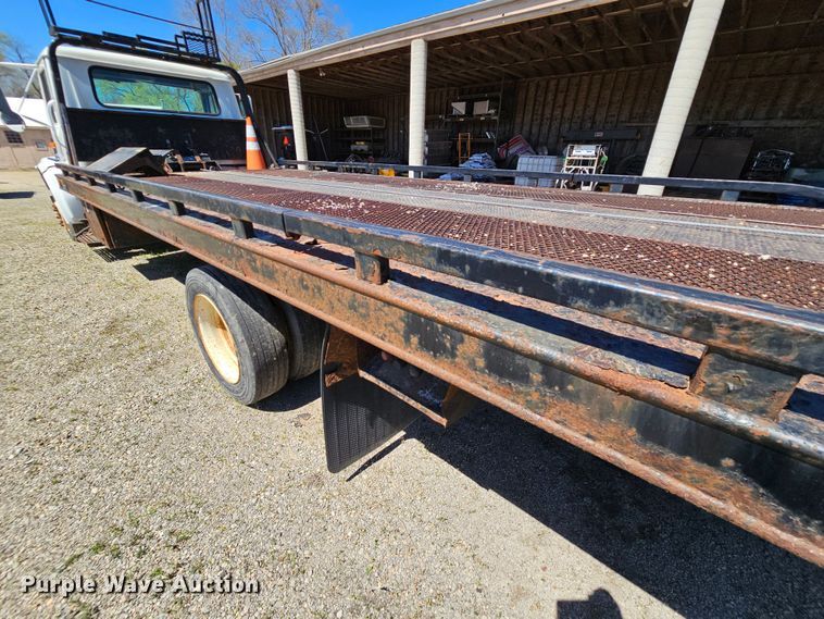 image for item MI9474 1998 International 4700  rollback truck