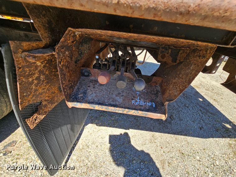 image for item MI9474 1998 International 4700  rollback truck