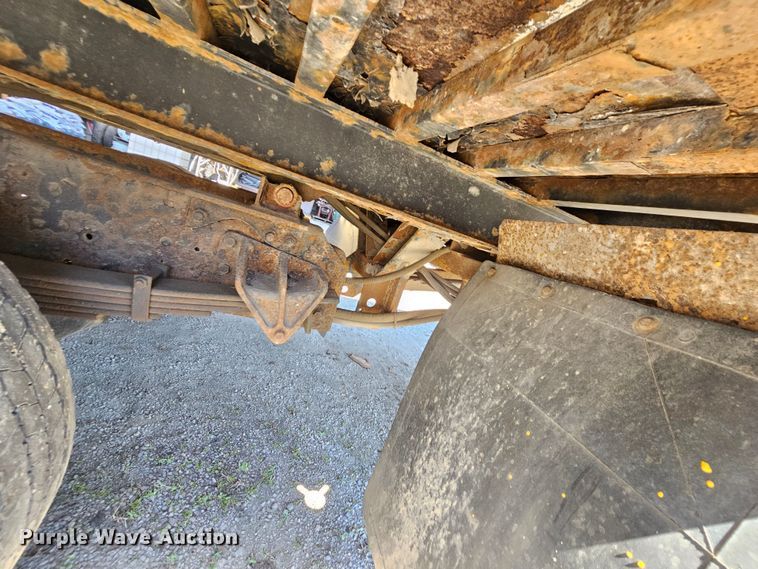 image for item MI9474 1998 International 4700  rollback truck