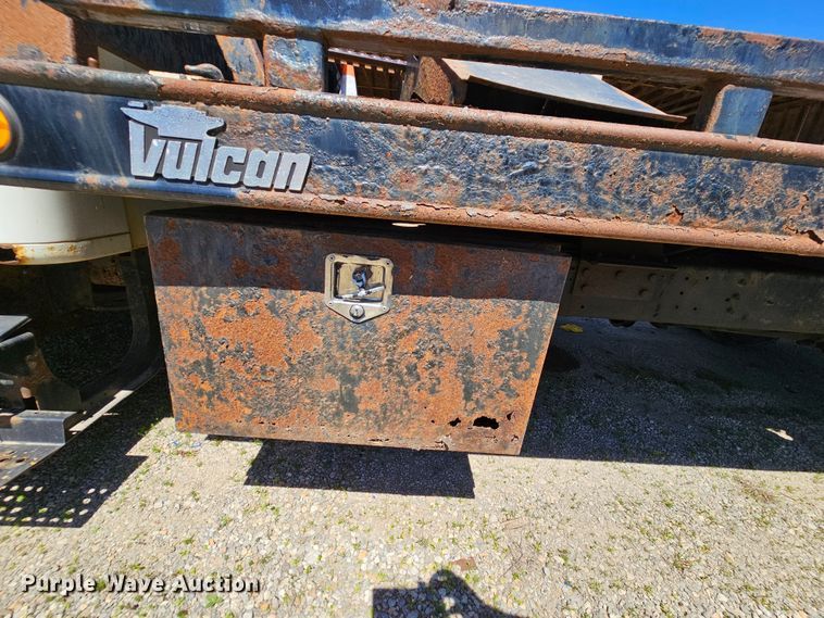 image for item MI9474 1998 International 4700  rollback truck