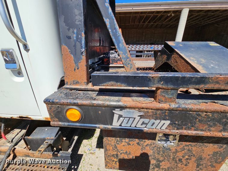 image for item MI9474 1998 International 4700  rollback truck