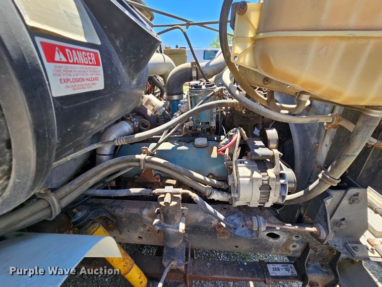 image for item MI9474 1998 International 4700  rollback truck