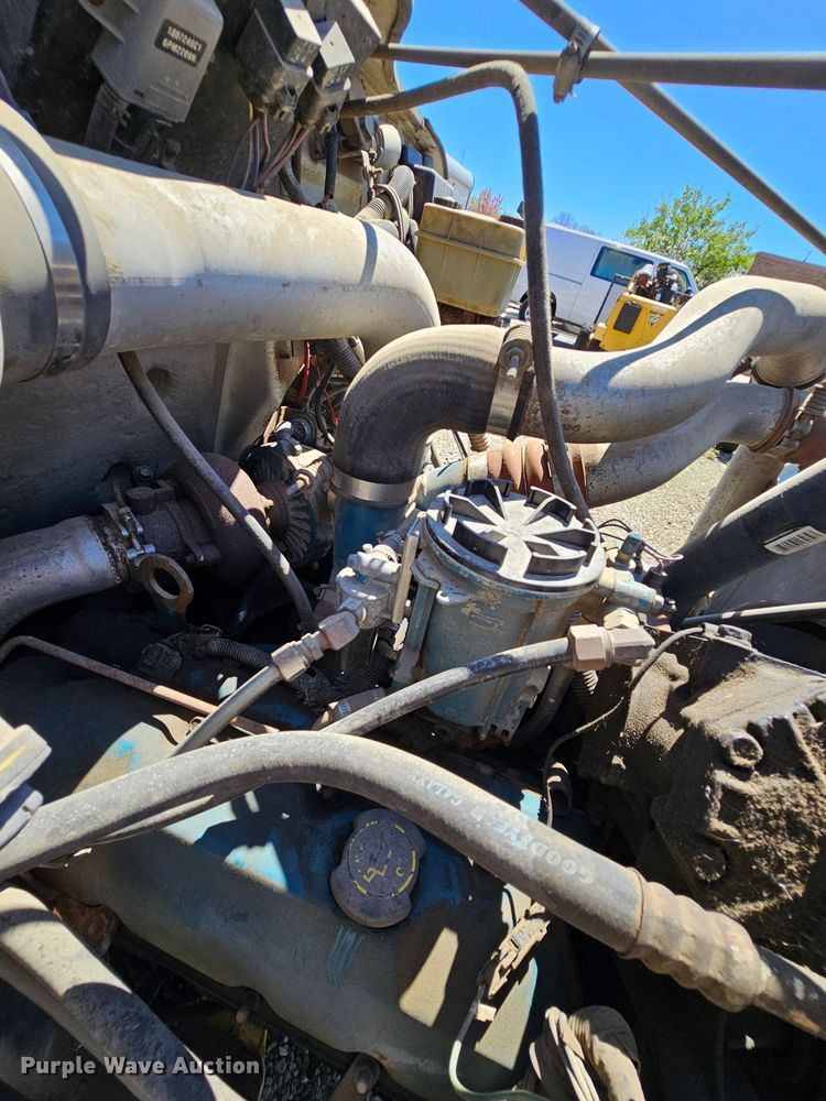 image for item MI9474 1998 International 4700  rollback truck