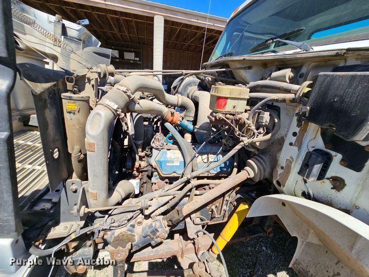 image for item MI9474 1998 International 4700  rollback truck