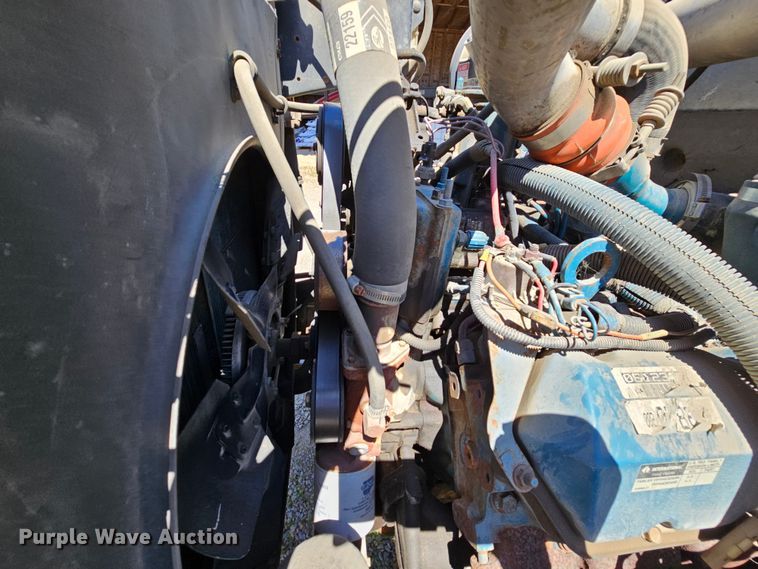 image for item MI9474 1998 International 4700  rollback truck