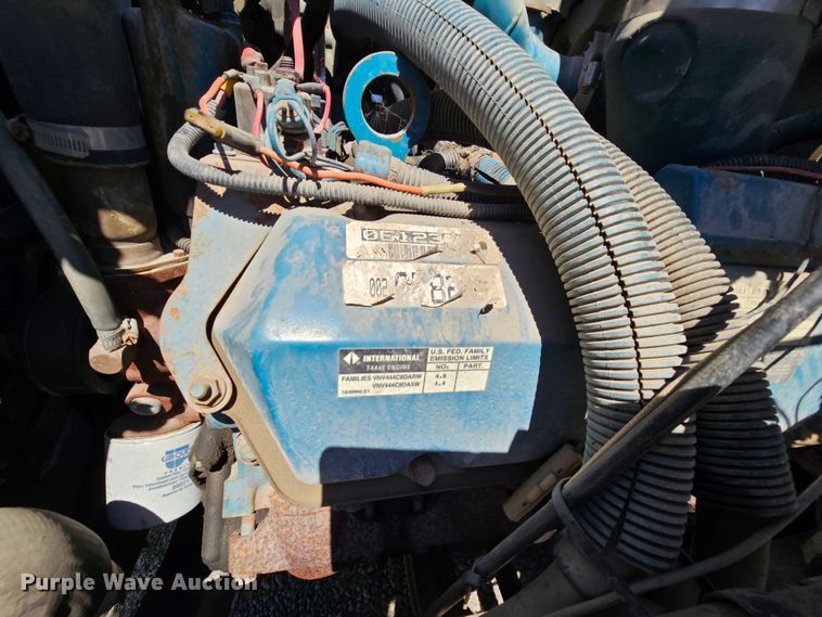 image for item MI9474 1998 International 4700  rollback truck