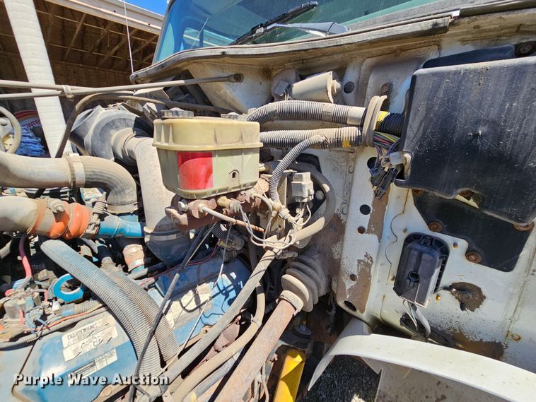 image for item MI9474 1998 International 4700  rollback truck