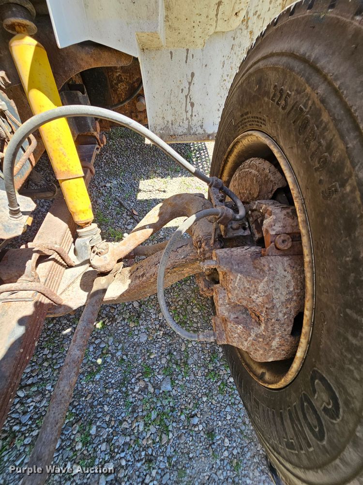 image for item MI9474 1998 International 4700  rollback truck