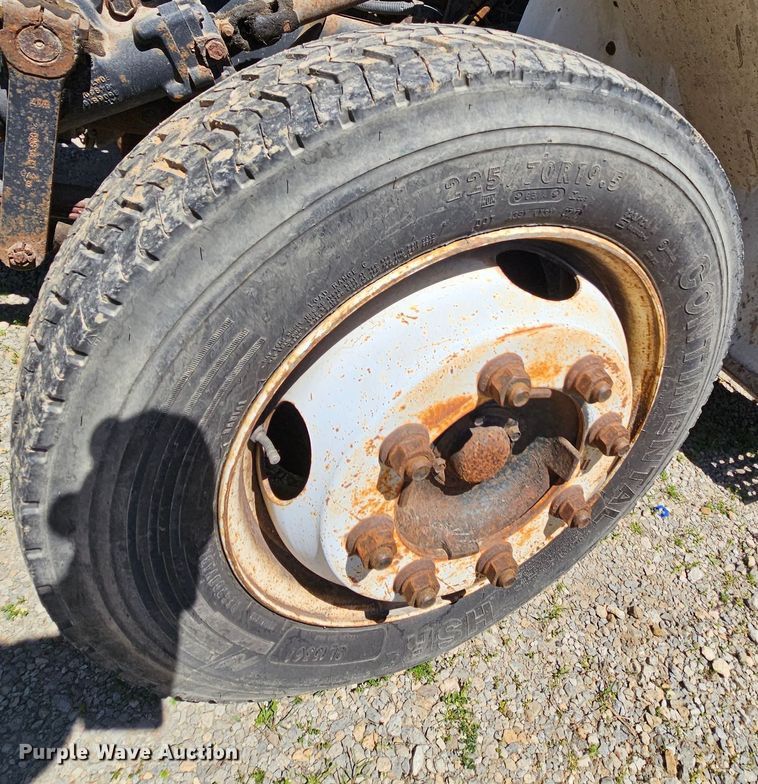 image for item MI9474 1998 International 4700  rollback truck