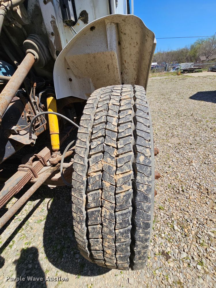 image for item MI9474 1998 International 4700  rollback truck