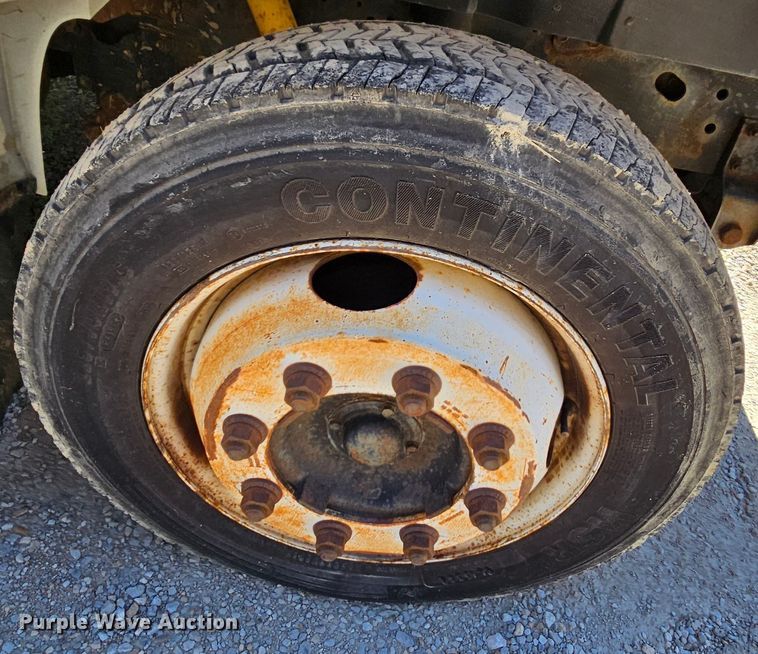 image for item MI9474 1998 International 4700  rollback truck