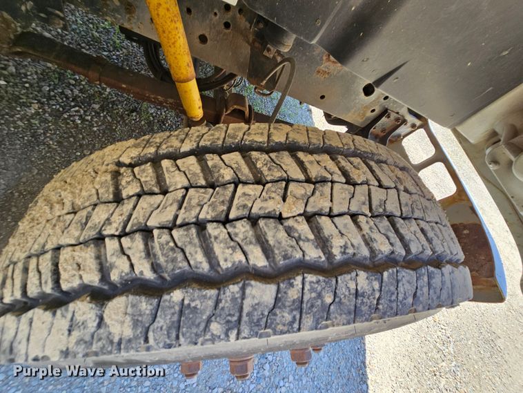 image for item MI9474 1998 International 4700  rollback truck