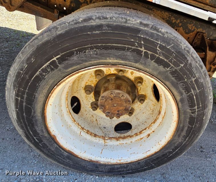 image for item MI9474 1998 International 4700  rollback truck