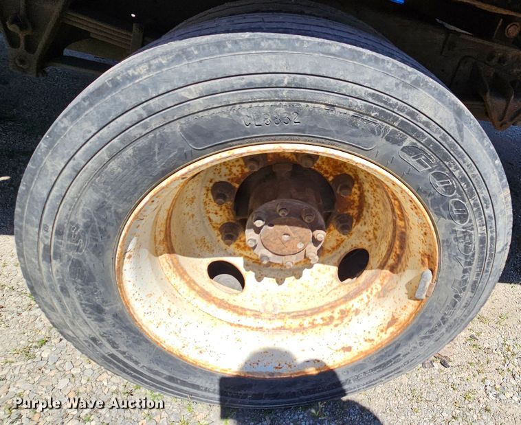 image for item MI9474 1998 International 4700  rollback truck