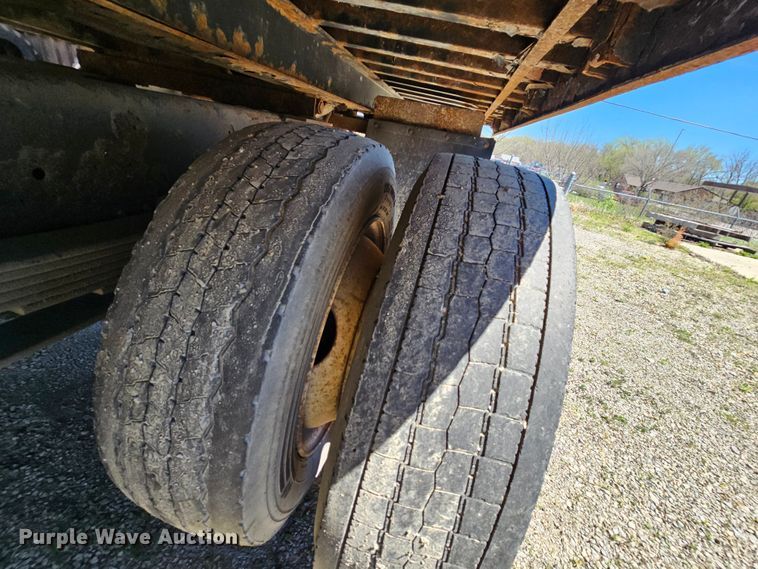 image for item MI9474 1998 International 4700  rollback truck