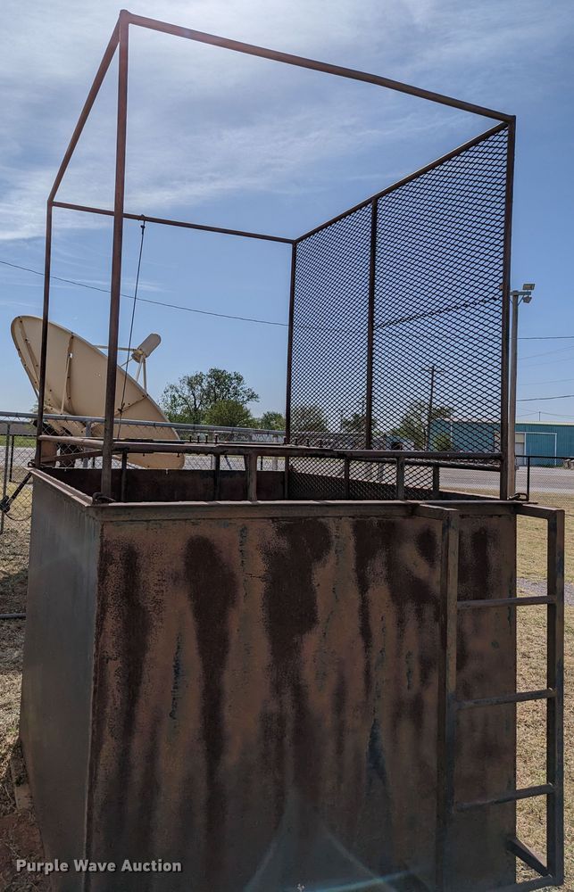 image for item MN9918 Shop built  dunk tank