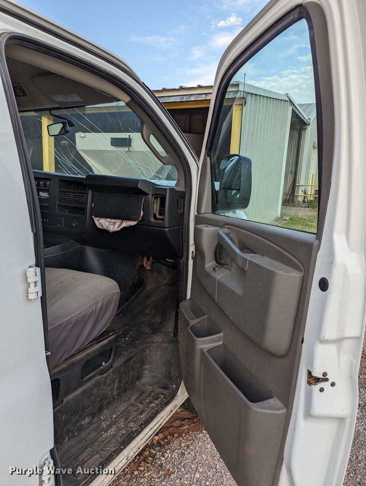 image for item MY9854 2018 Chevrolet Express 3500  van
