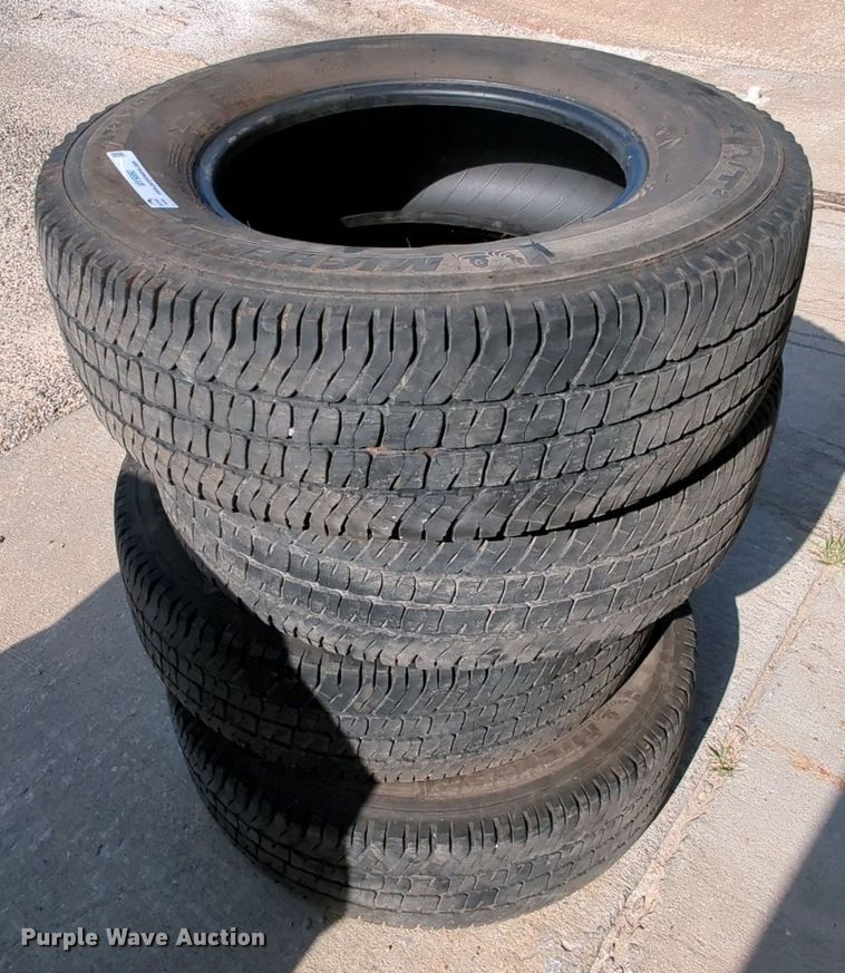 image for item MY9860 (4) Michelin LTX A/T2 245/75R17 tires