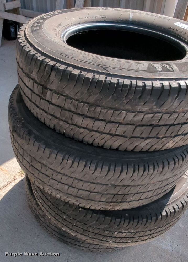 image for item MY9860 (4) Michelin LTX A/T2 245/75R17 tires