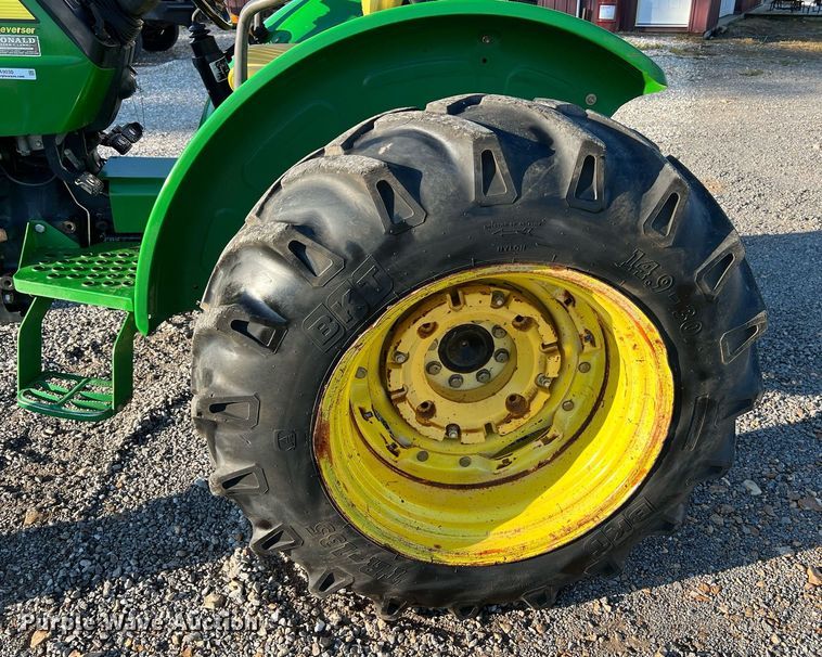 image for item NA9030 2006 John  Deere 5325  tractor