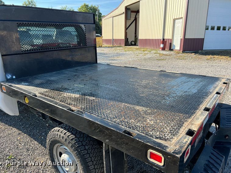 image for item NA9039 2015  Ford F250 Super Duty XL  flatbed pickup truck