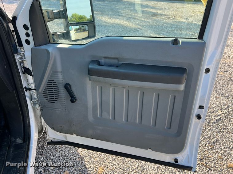 image for item NA9039 2015  Ford F250 Super Duty XL  flatbed pickup truck