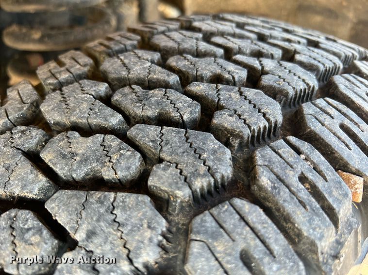 image for item NA9039 2015  Ford F250 Super Duty XL  flatbed pickup truck