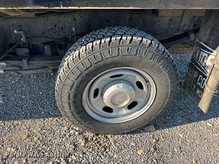 image for item NA9039 2015  Ford F250 Super Duty XL  flatbed pickup truck