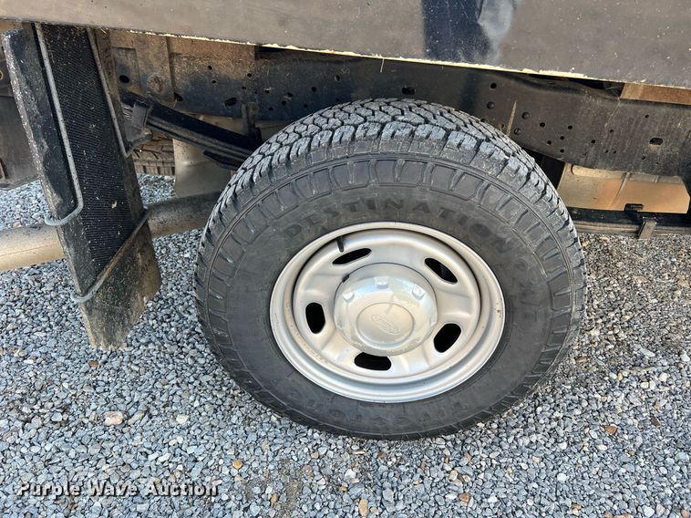 image for item NA9039 2015  Ford F250 Super Duty XL  flatbed pickup truck