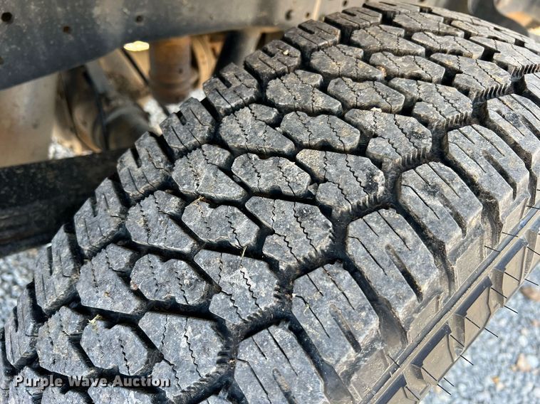 image for item NA9039 2015  Ford F250 Super Duty XL  flatbed pickup truck