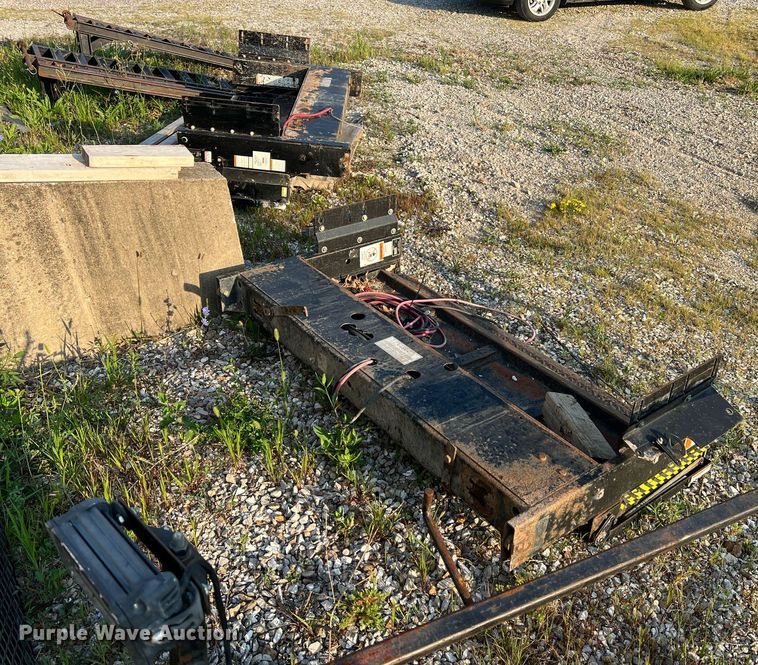 image for item NA9049 (2) end lift gates