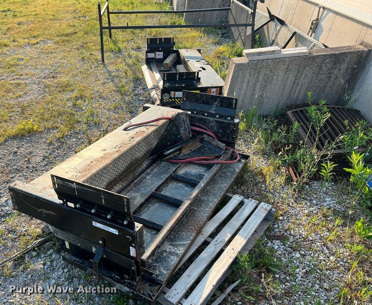 image for item NA9049 (2) end lift gates