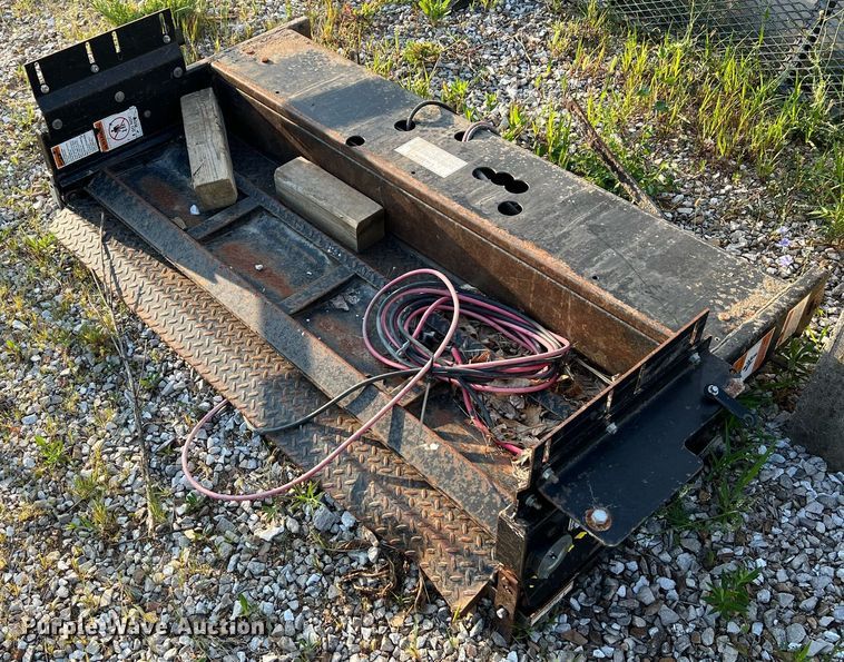 image for item NA9049 (2) end lift gates