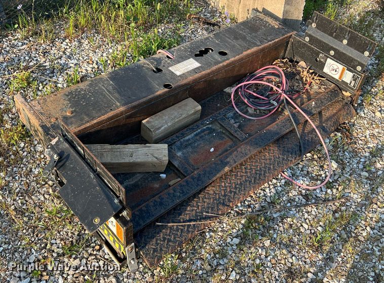 image for item NA9049 (2) end lift gates