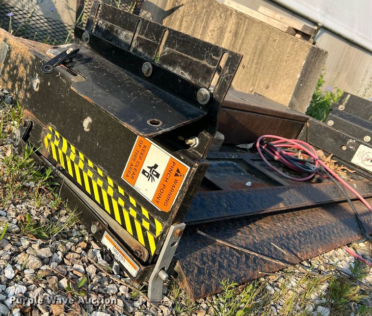 image for item NA9049 (2) end lift gates