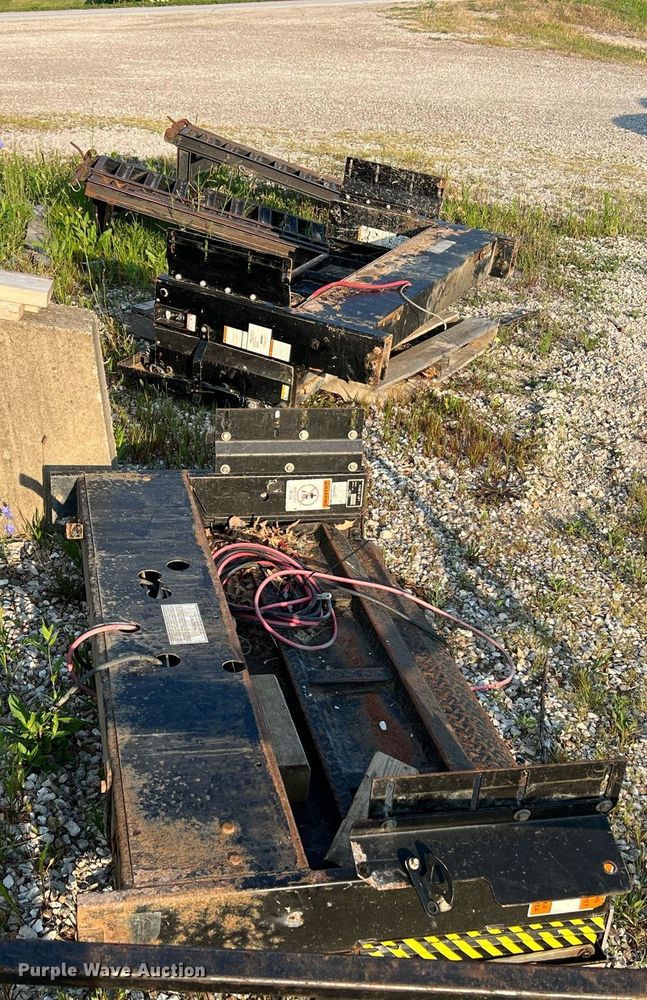 image for item NA9049 (2) end lift gates